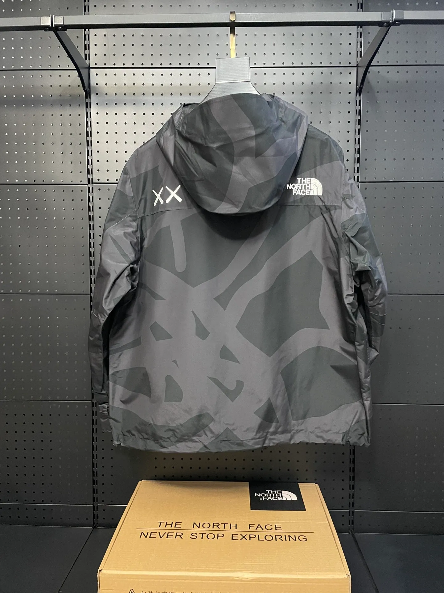 THE NORTH FACE x XX KAWS FW 22 TNF KAWS Classic ~ ！ ~ 1986 Classic Retro ，Retro ， DRYVENT ， ， Wear-Resistant ， Breathable logo ， ， Breathable ， ，ZP ， ， Breathable YKK ， ， ， ， ， ， logo Sixe：Xs-xxl